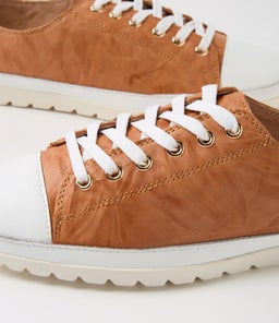 AMITTA DF WHITE PEACH SHRUNKEN LEATHER