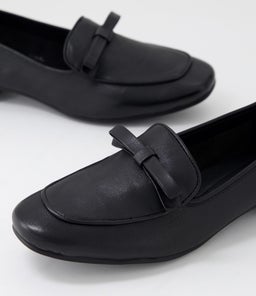 TEMMAS DF BLACK LEATHER