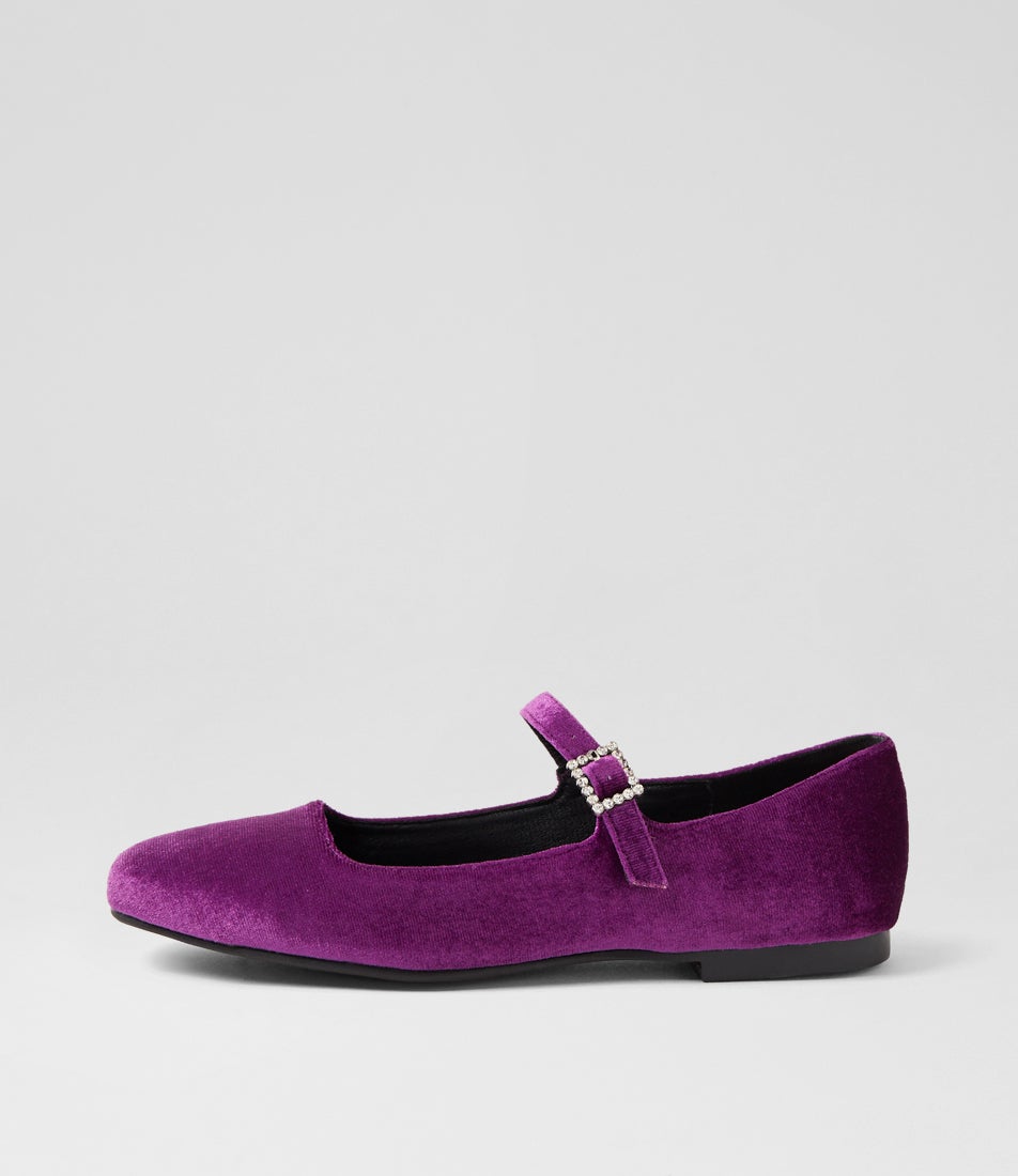 colour shoes with purple dress 82,789 What Color Stock Photos, High-Res Pictures, and Images Best Color Shoes To Wear