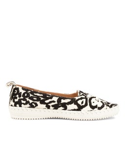 WOMANS SU WHITE ABSTRACT WHITE SOLE PONY