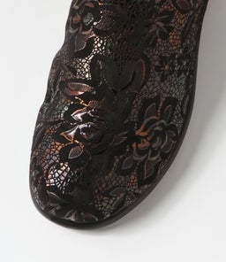 MOLLIS SU MAPLE FLOWER BLACK SUEDE ELASTIC