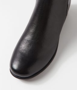 MAKES SU BLACK LEATHER