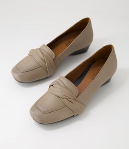 ROMEY SU TAUPE LEATHER