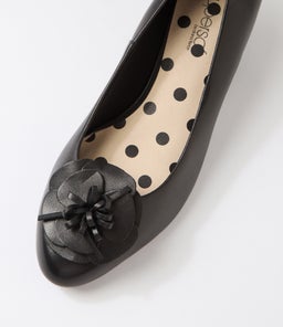 NIKKIA SU BLACK LEATHER