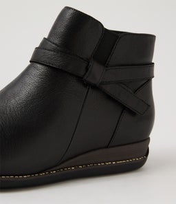 IRINAS SU BLACK LEATHER