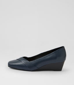 Savers Navy Leather Heels Savers Navy Leather Heels