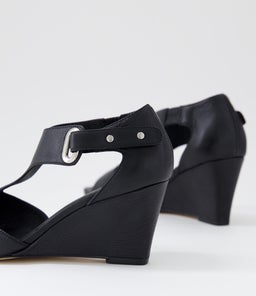 HARNECE TO BLACK LEATHER